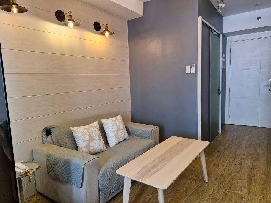 Apartment Cozy Retreat W Balcony, Netflix, Pool, Near Bgc