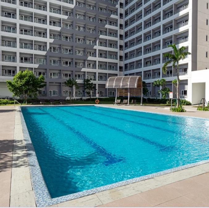 Apartment Cozy Retreat W Balcony, Netflix, Pool, Near Bgc *