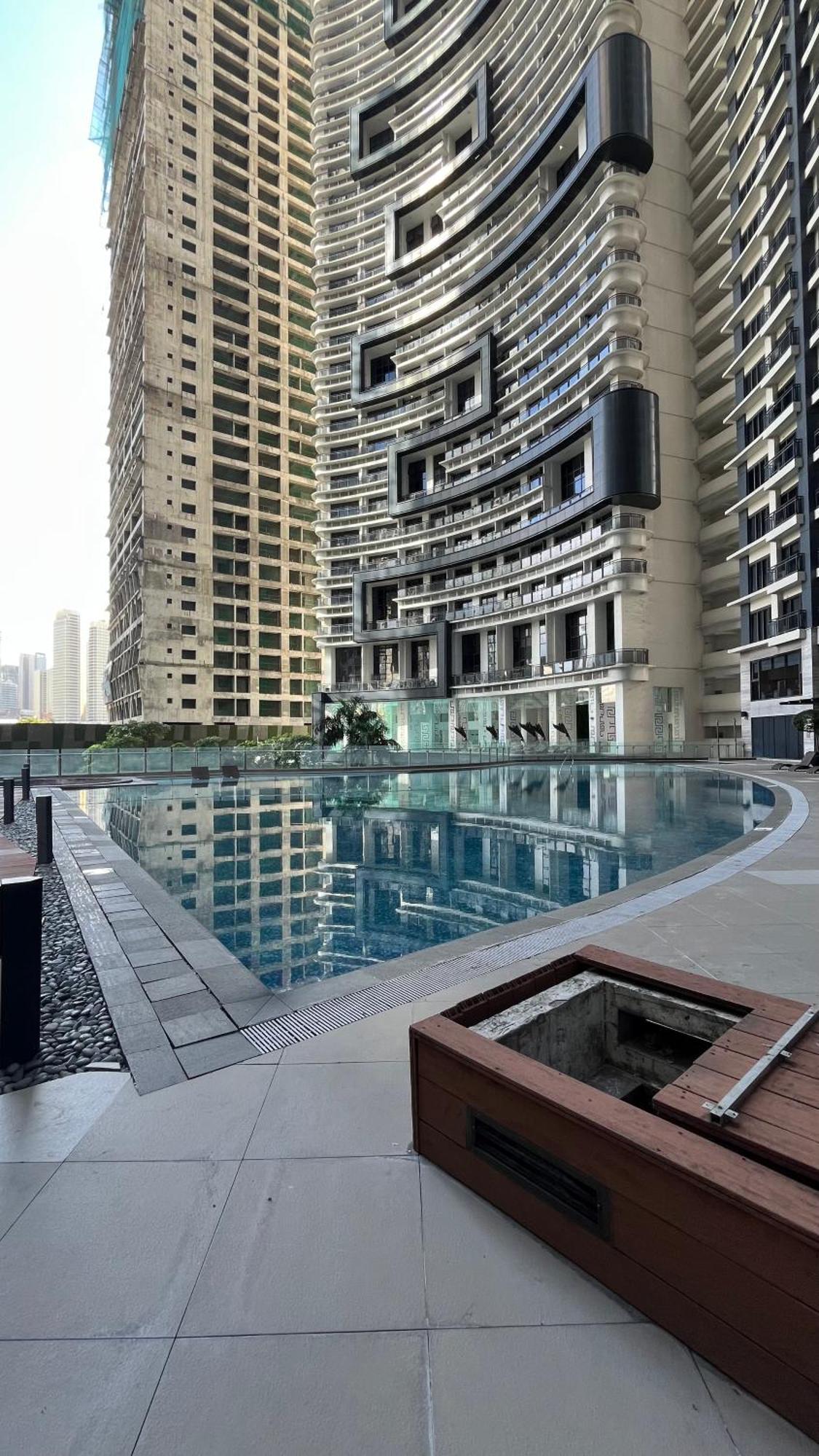 Spacious Luxe Makati Studio Unit W Balcony & Full Window City View, Wifi, Netflix, Sauna & Pool