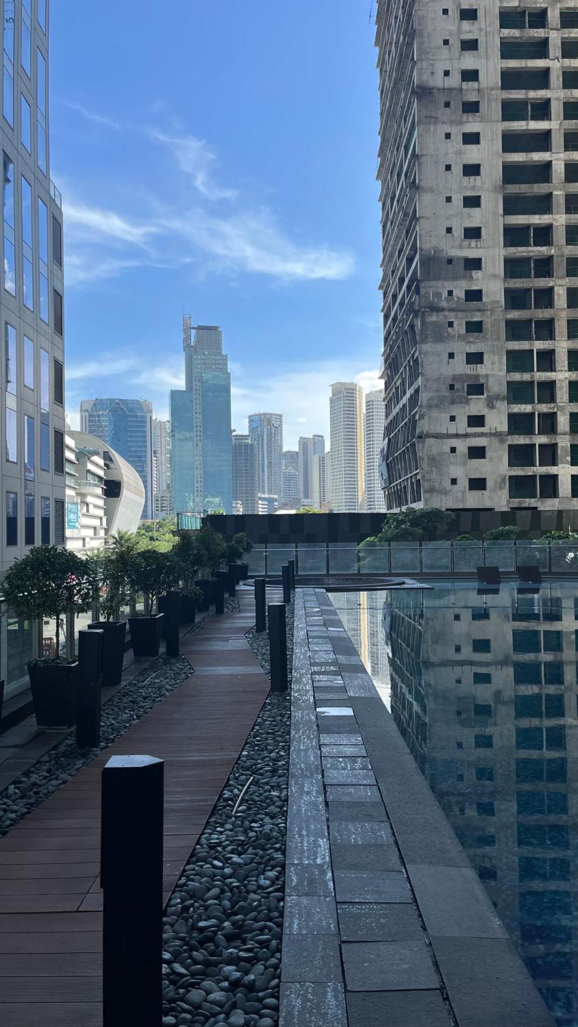 Spacious Luxe Makati Studio Unit W Balcony & Full Window City View, Wifi, Netflix, Sauna & Pool Apartment *