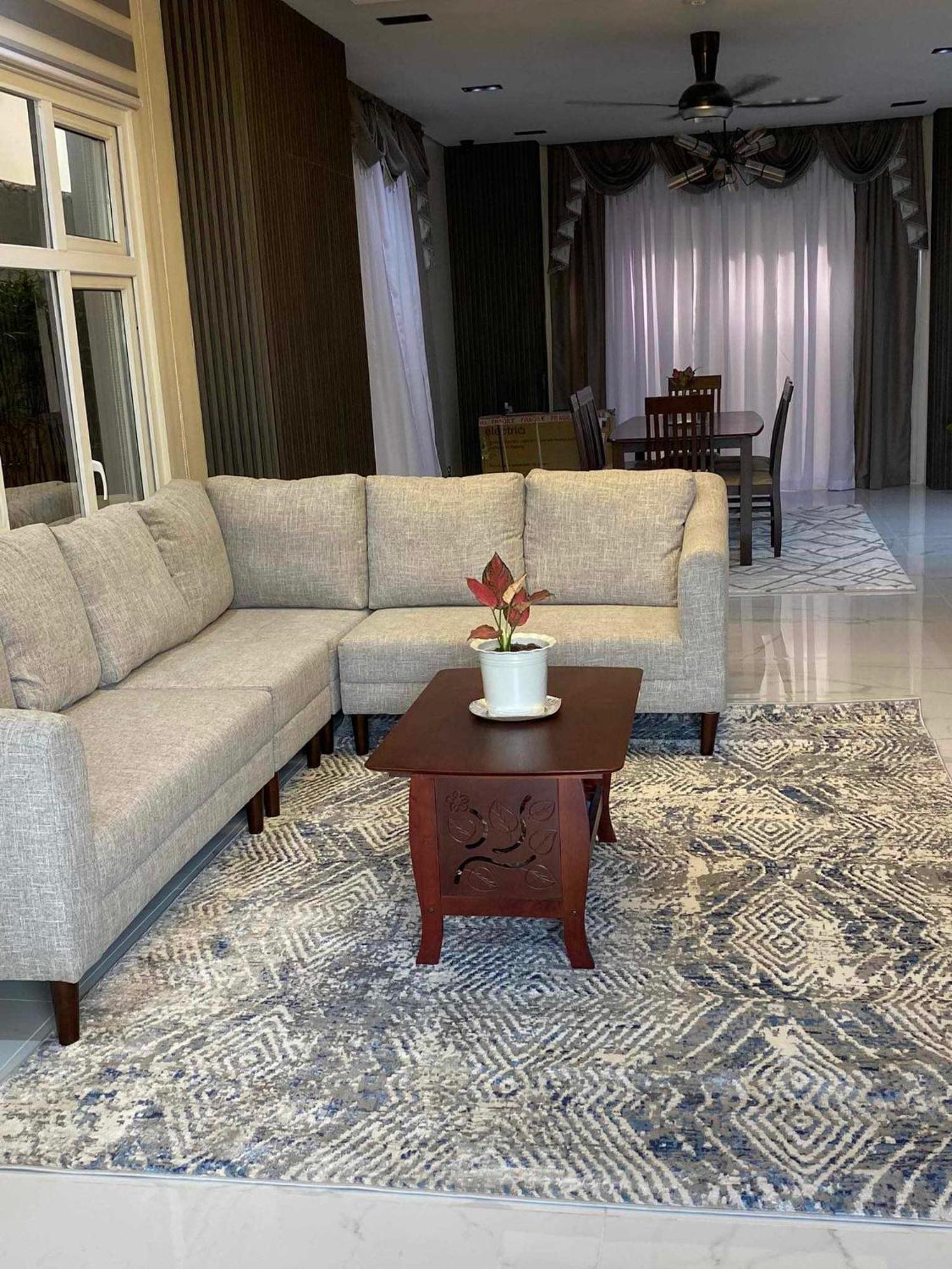 Entire Greenview Executive Village 3 Bedroom Homestay