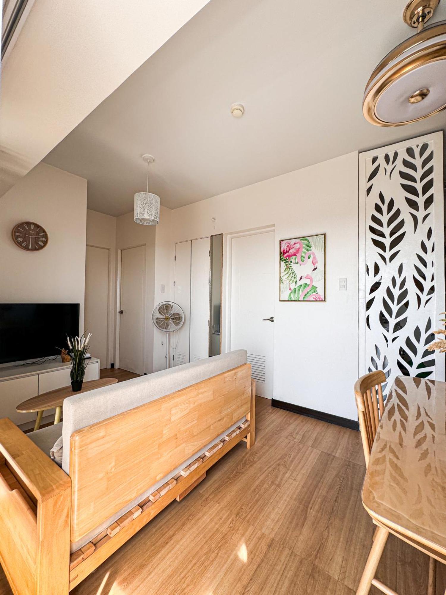 Spacious 1br With Sunset View At The Celandine Apartment