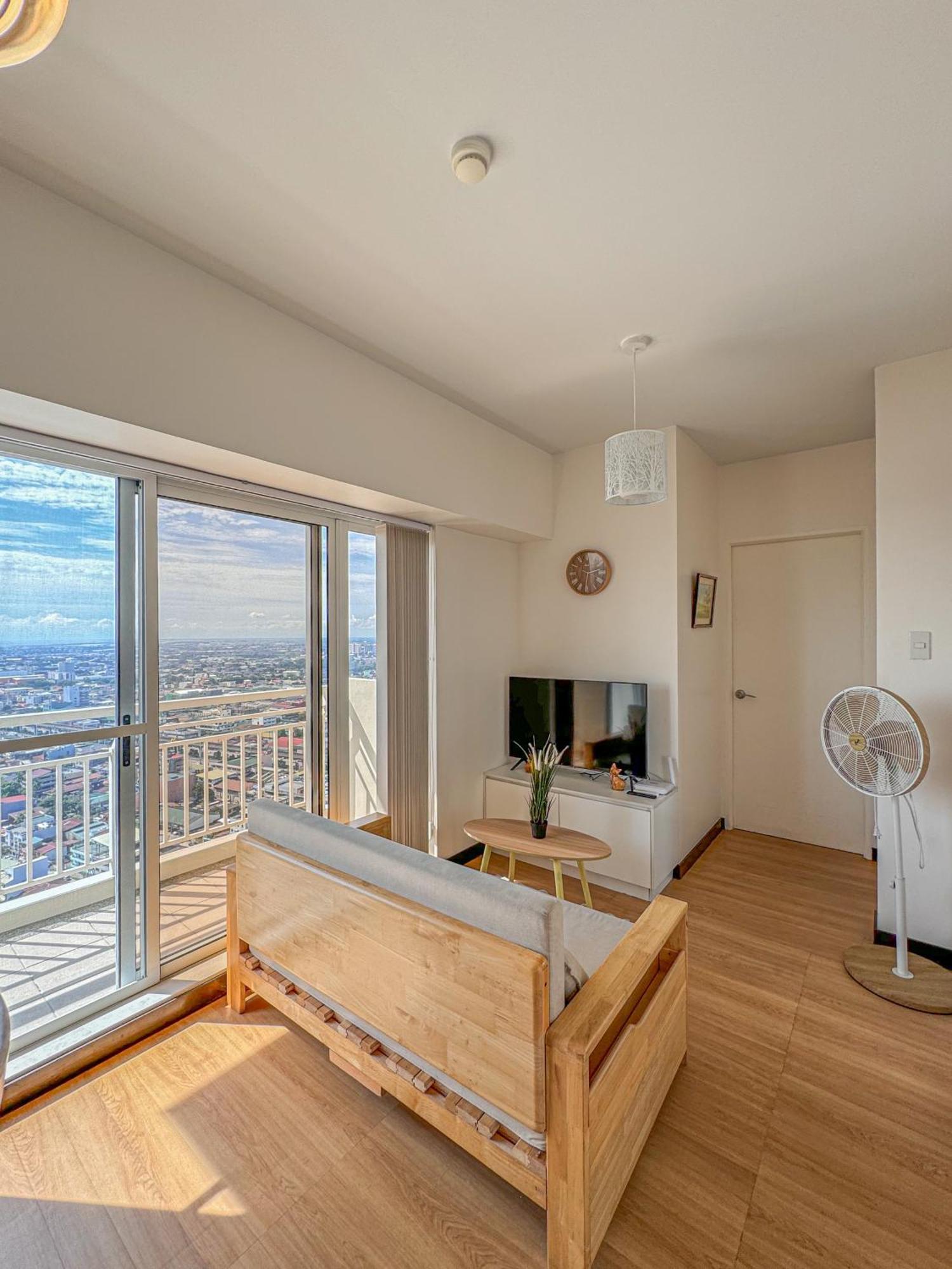 Spacious 1br With Sunset View At The Celandine Apartment