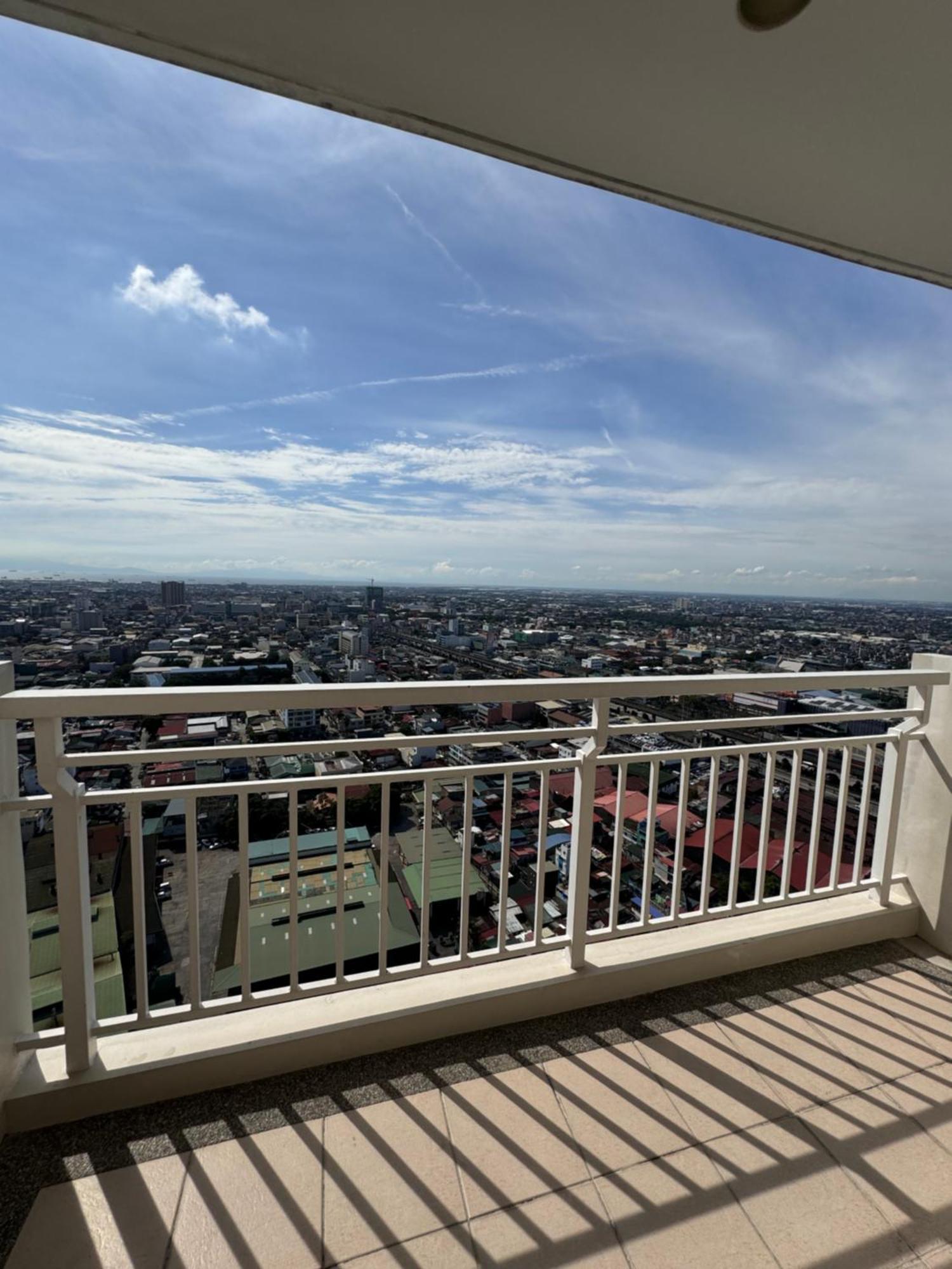 Apartment Spacious 1br With Sunset View At The Celandine Manila