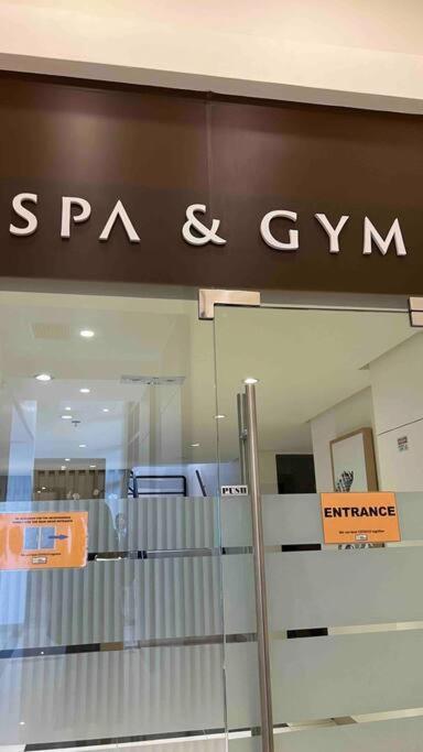At The Heart Of Bgc Located At Uptown Parksuites * Manila