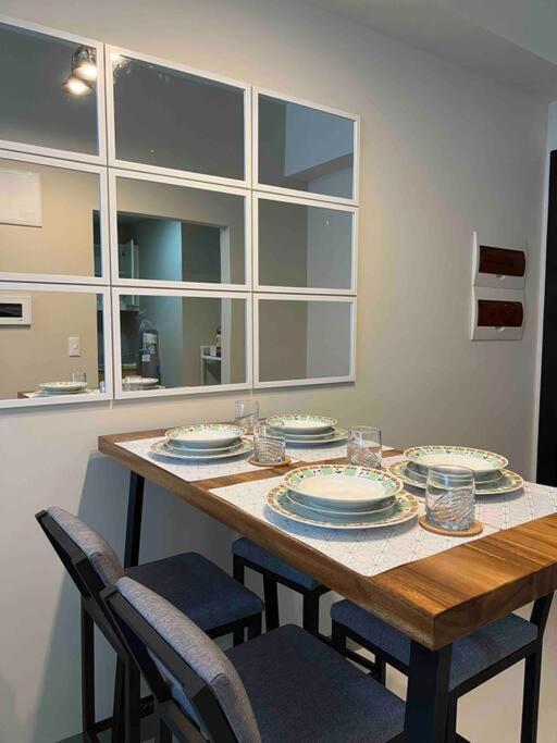 Apartment At The Heart Of Bgc Located At Uptown Parksuites