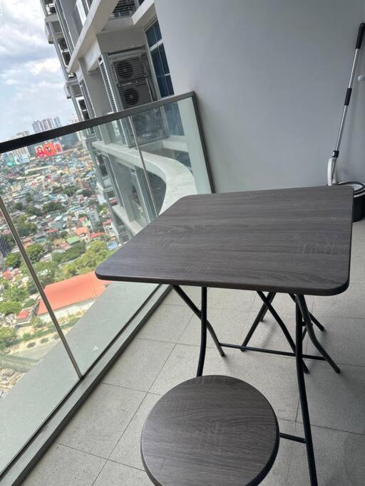 Apartment At The Heart Of Bgc Located At Uptown Parksuites