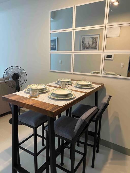 At The Heart Of Bgc Located At Uptown Parksuites * Manila