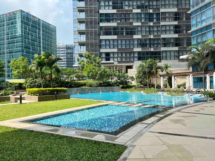 At The Heart Of Bgc Located At Uptown Parksuites Apartment *