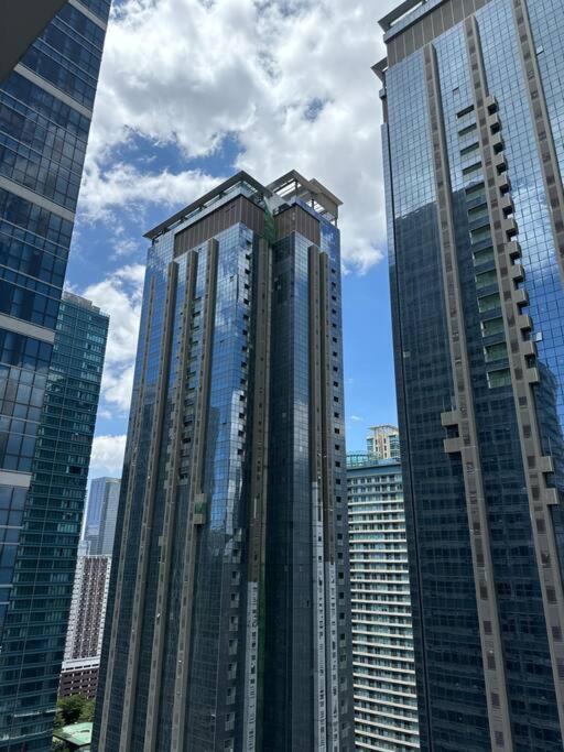 Apartment At The Heart Of Bgc Located At Uptown Parksuites