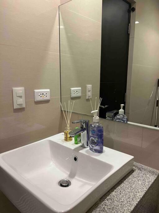 Apartment At The Heart Of Bgc Located At Uptown Parksuites Manila