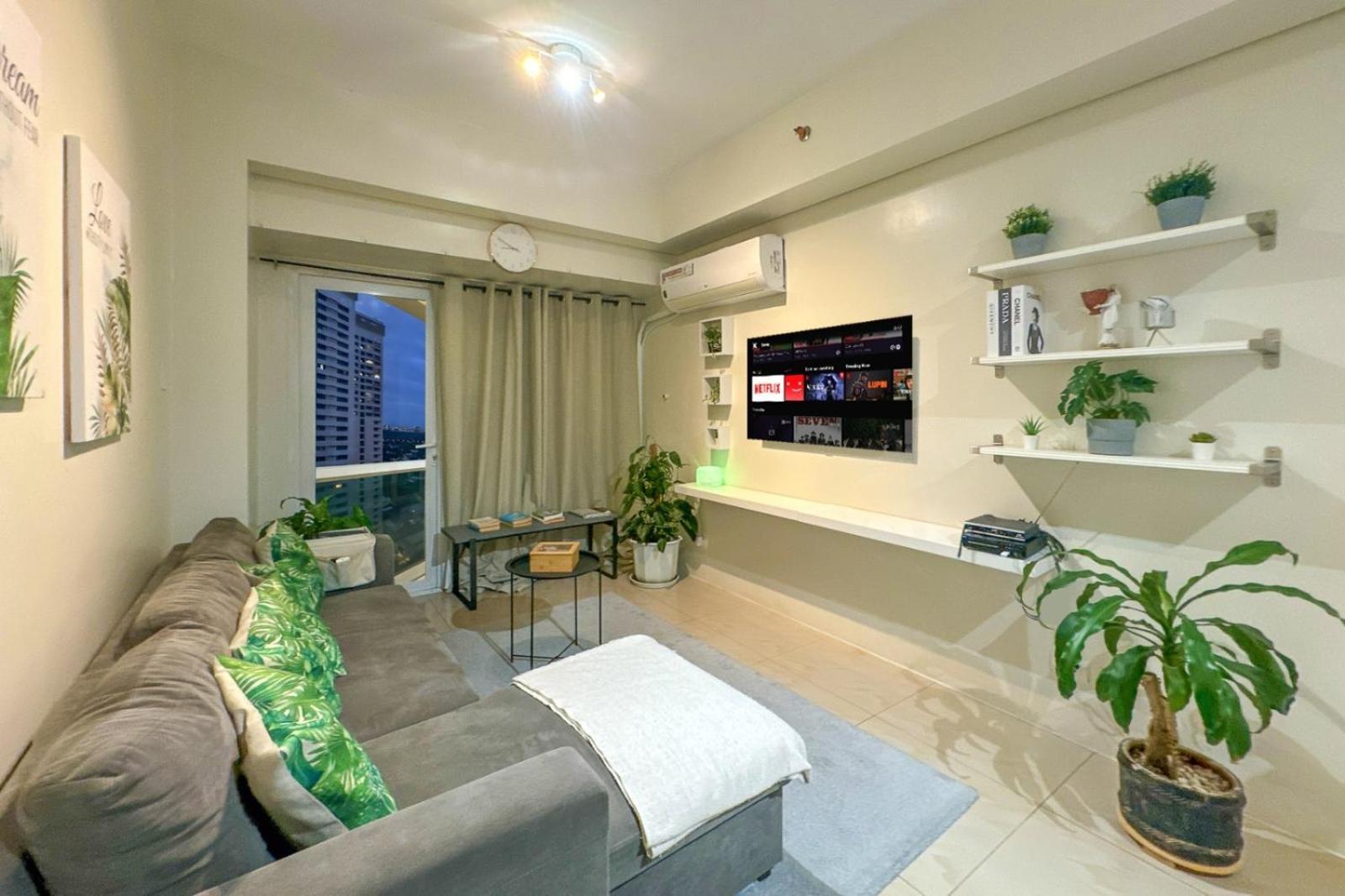 Family Size Staycation In Makati With New Year's Firework Balcony View * Manila