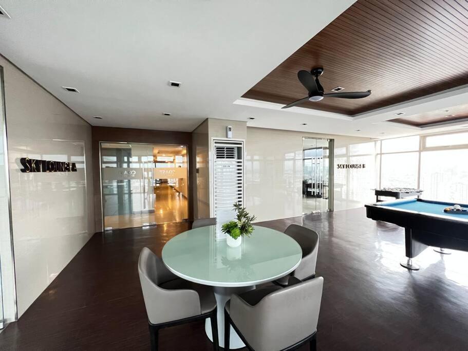 Apartment 2br Solana Near Moa Picc Naia Manila
