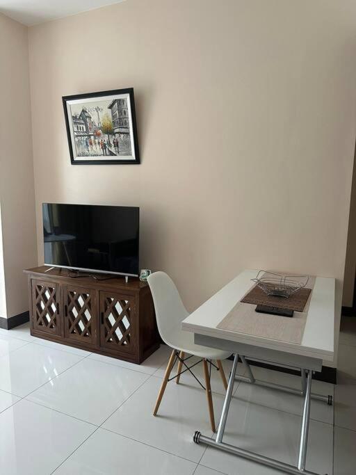Mckinley 1br Near Venicegrandcanal Fiberwifi * Manila