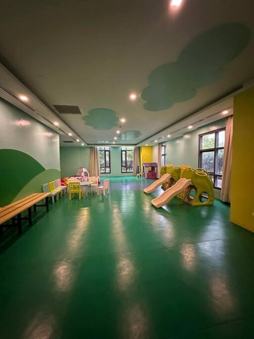 Mckinley 1br Near Venicegrandcanal Fiberwifi Apartment Manila