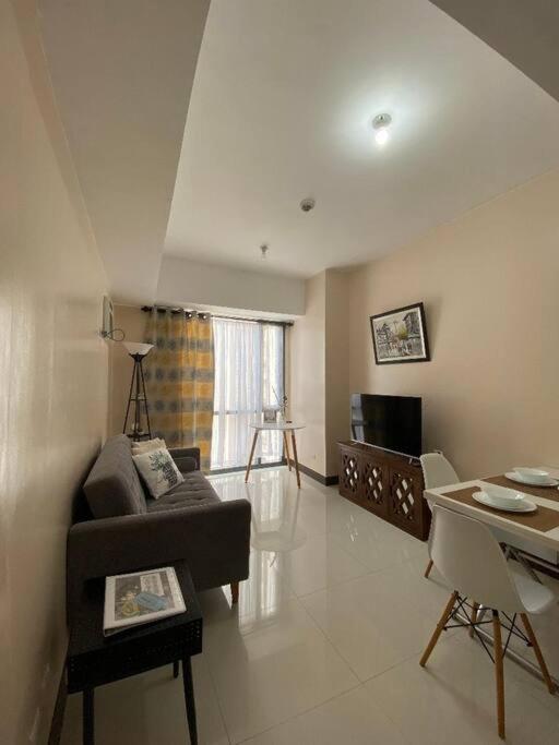 Mckinley 1br Near Venicegrandcanal Fiberwifi Apartment Manila