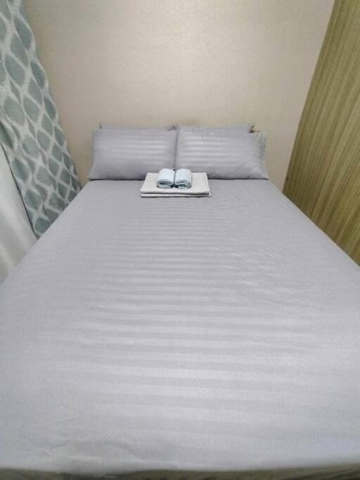 Apartment 1 Bedroom Pool View With Balcony At Shore Residences Manila