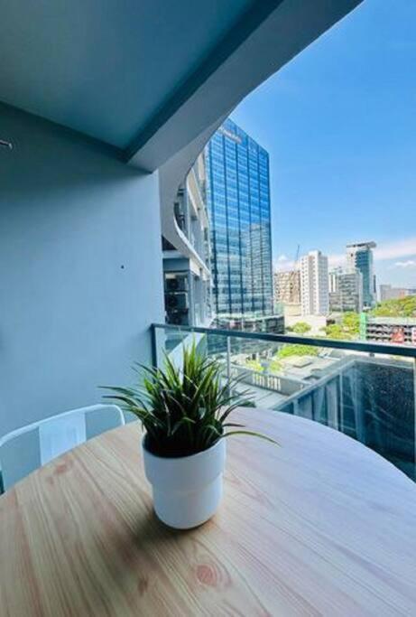 Uptown Bliss-modern 1br With Balcony In Bgc Apartment Manila