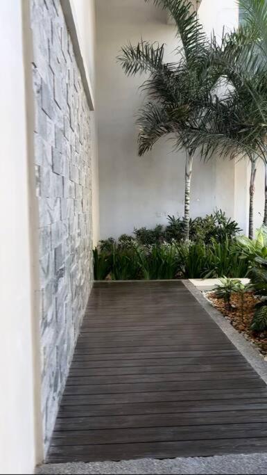 Uptown Bliss-modern 1br With Balcony In Bgc * Manila