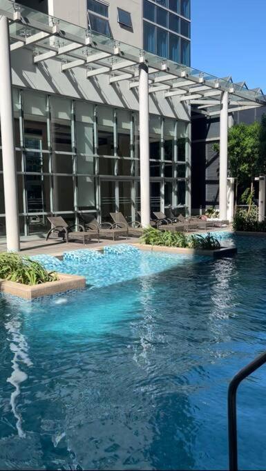 Uptown Bliss-modern 1br With Balcony In Bgc * Manila