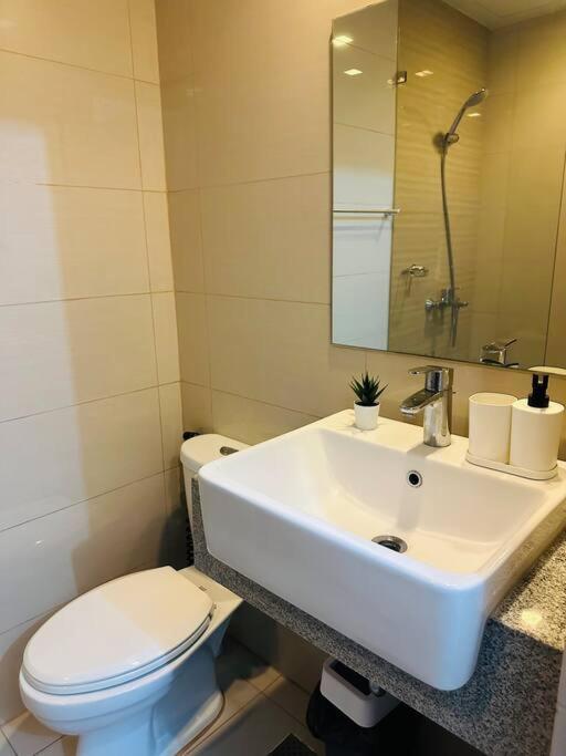 Uptown Bliss-modern 1br With Balcony In Bgc
