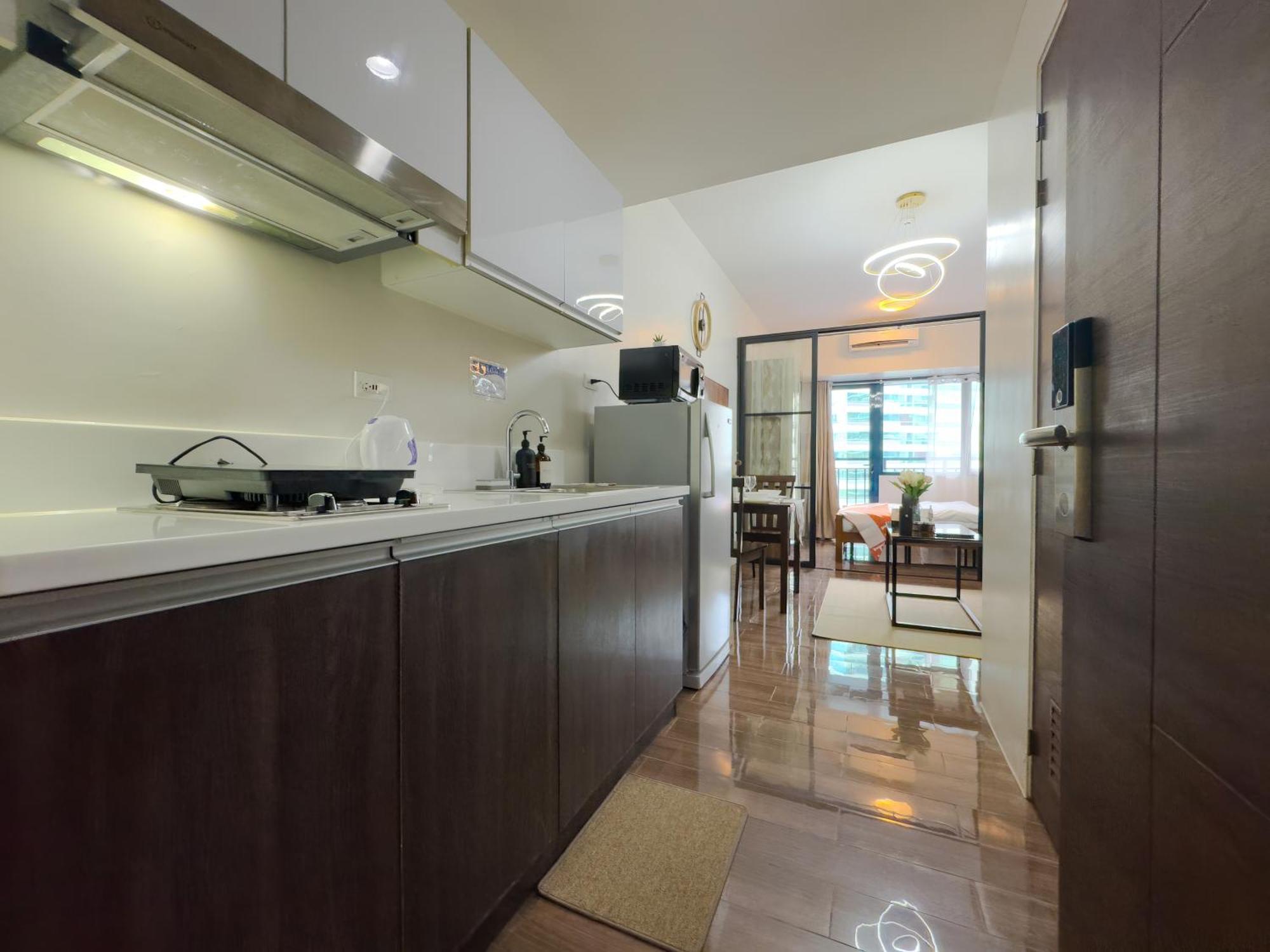 Apartment 1br Makati, Air Residences M008 *
