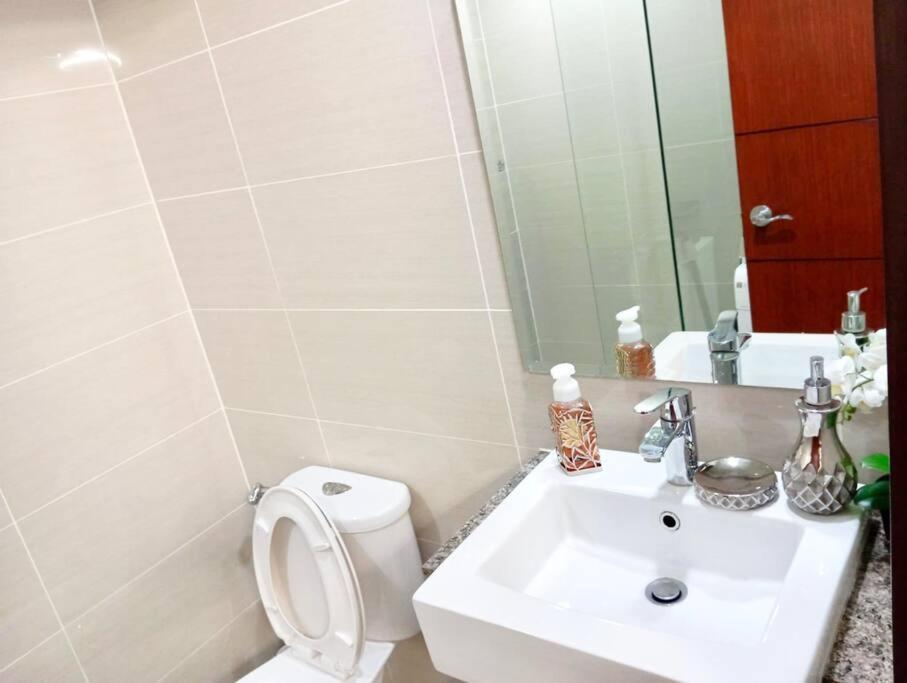 Apartment Luxurious Place In Uptown Bgc *