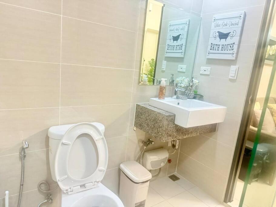 Luxurious Place In Uptown Bgc Apartment Manila