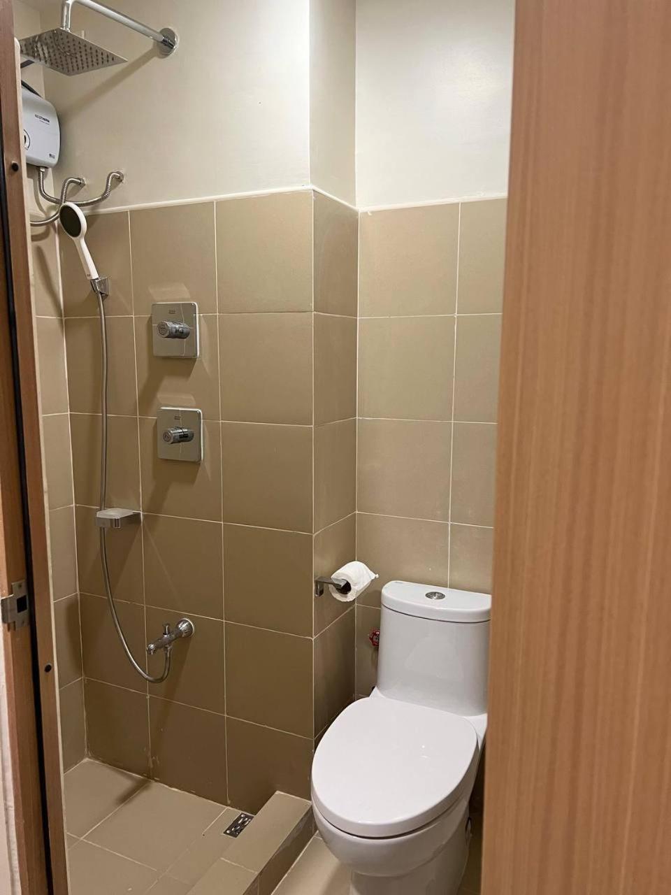 Modern Escape Near Moa And Airport With Balcony And Fast Wifi Apartment Manila