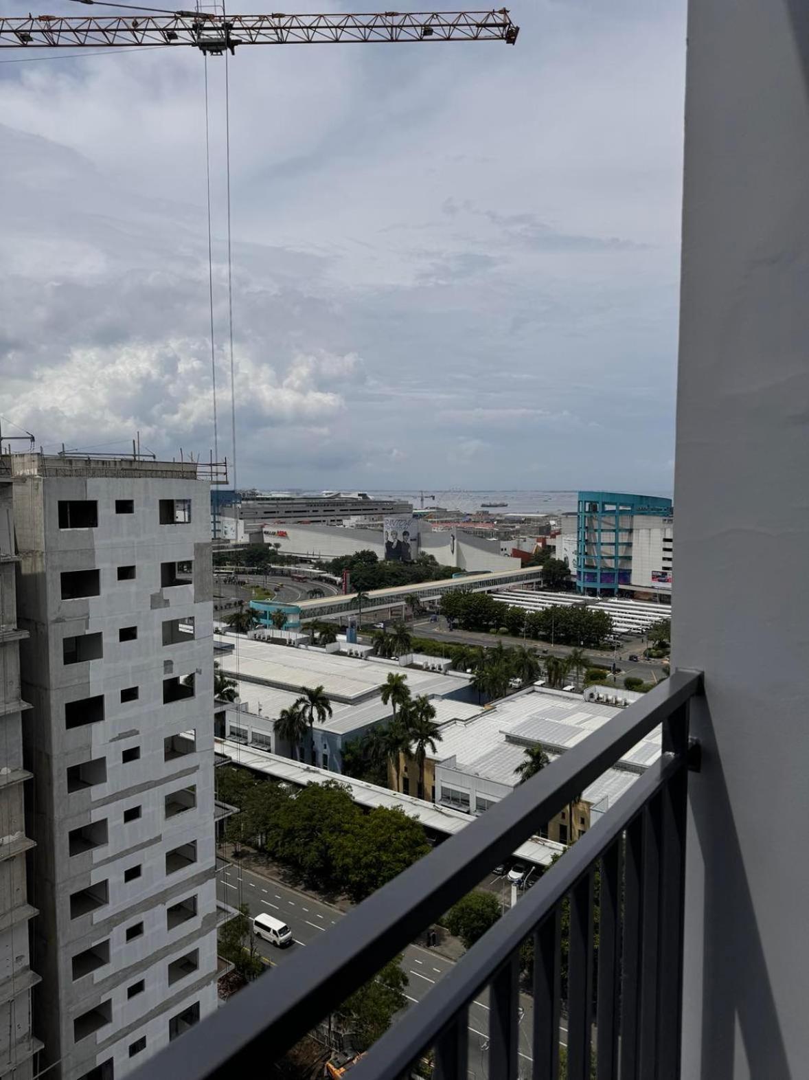 Apartment Modern Escape Near Moa And Airport With Balcony And Fast Wifi Manila