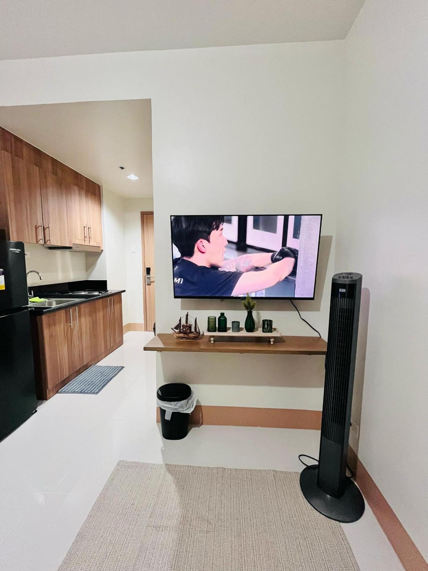 Modern Escape Near Moa And Airport With Balcony And Fast Wifi Apartment Manila