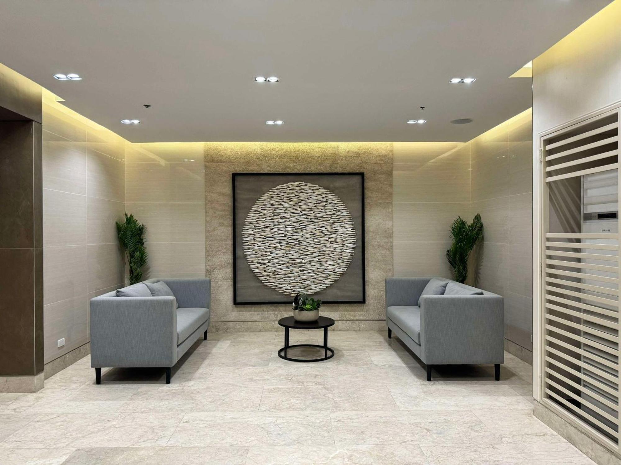 Modern Escape Near Moa And Airport With Balcony And Fast Wifi Apartment Manila