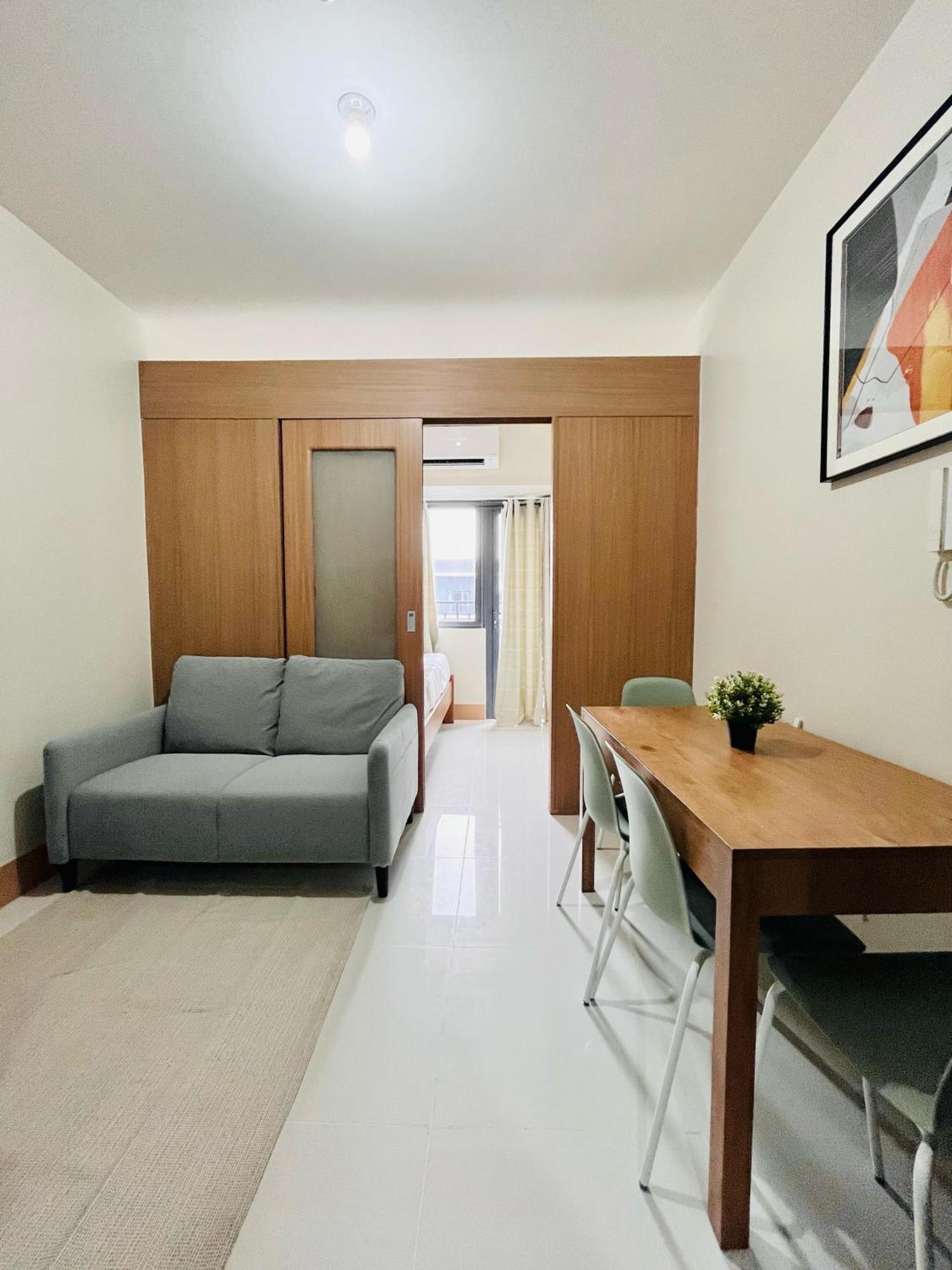 Apartment Modern Escape Near Moa And Airport With Balcony And Fast Wifi Manila