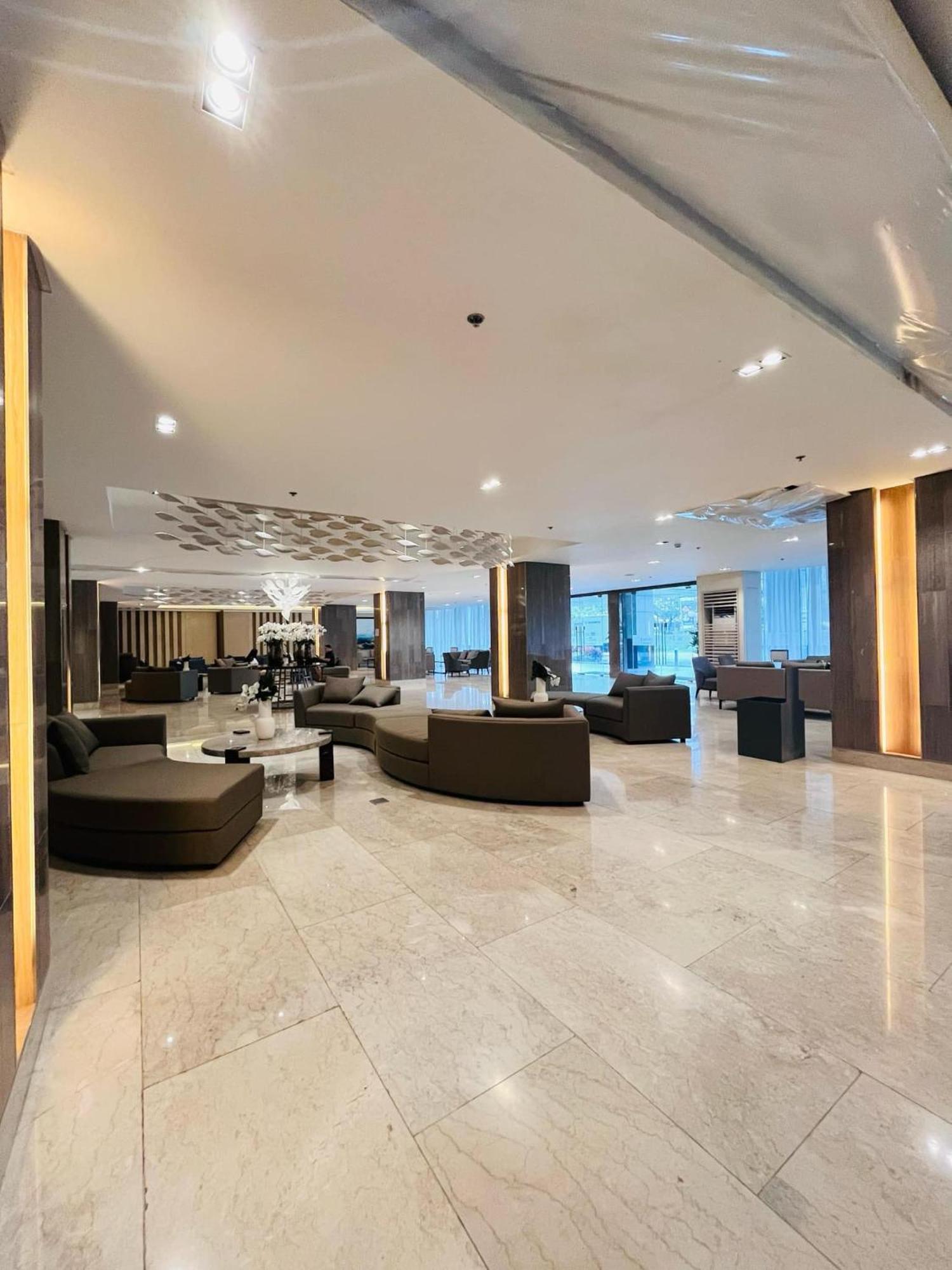 Modern Escape Near Moa And Airport With Balcony And Fast Wifi Apartment Manila