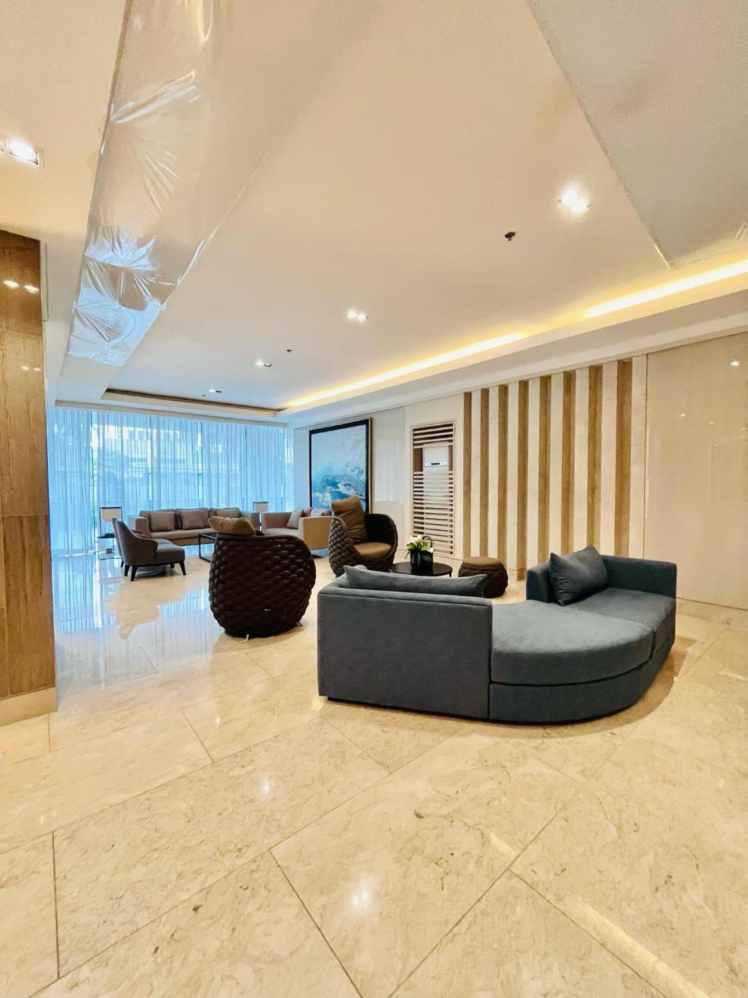 Modern Escape Near Moa And Airport With Balcony And Fast Wifi Apartment Manila
