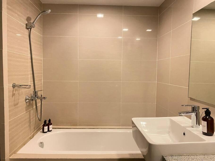 3br Spacious In Uptown Bgc Near Uptown Mall Apartment Manila
