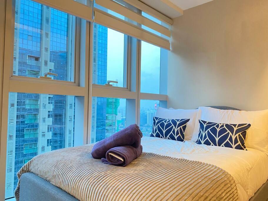 3br Spacious In Uptown Bgc Near Uptown Mall * Manila