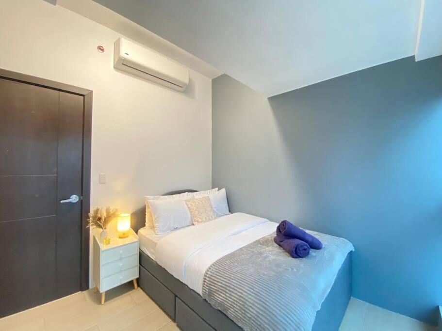 3br Spacious In Uptown Bgc Near Uptown Mall Apartment