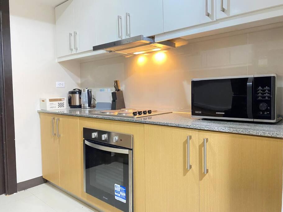 Apartment 3br Spacious In Uptown Bgc Near Uptown Mall *