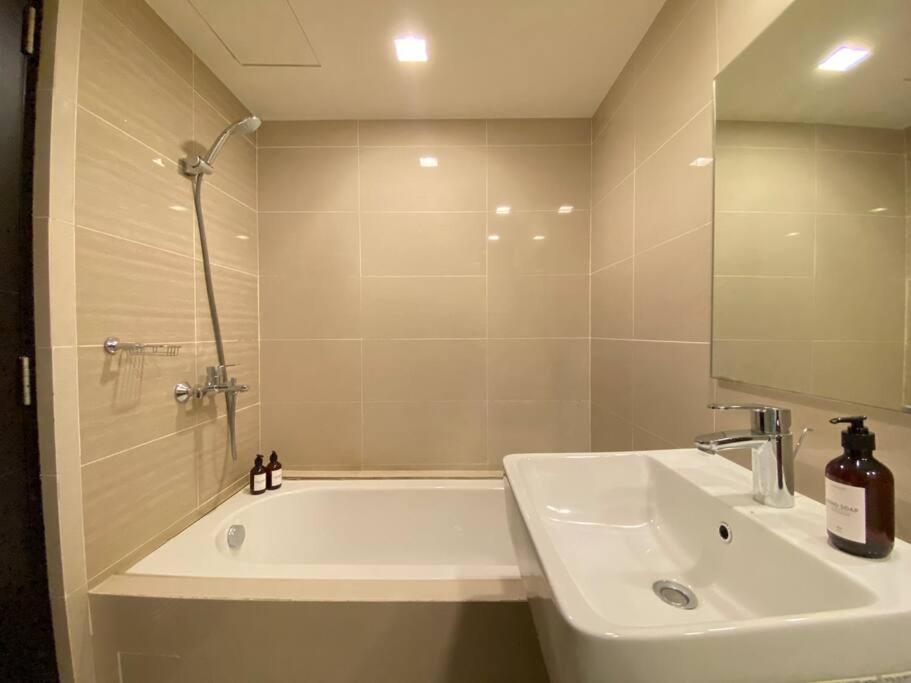 3br Spacious In Uptown Bgc Near Uptown Mall Apartment Manila