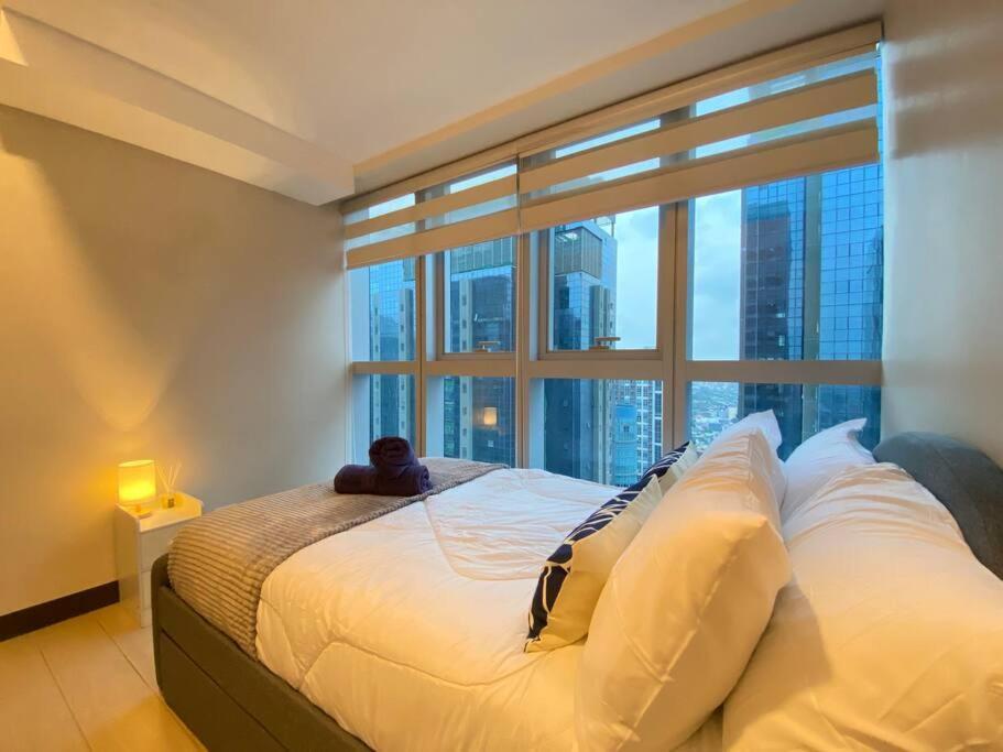 Apartment 3br Spacious In Uptown Bgc Near Uptown Mall Manila