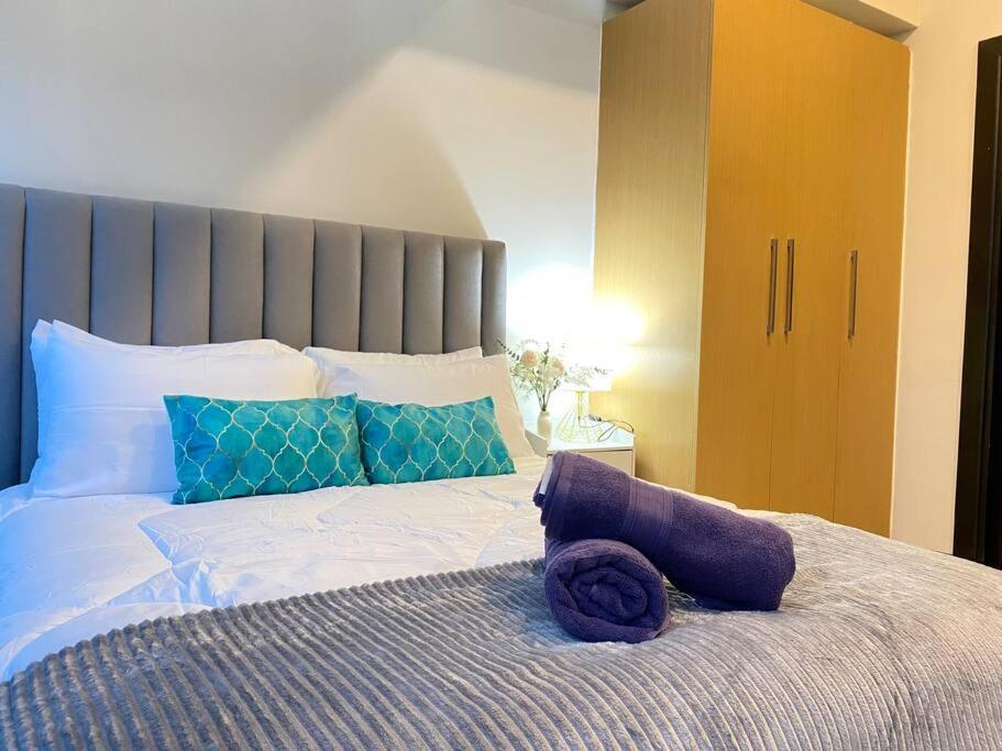 3br Spacious In Uptown Bgc Near Uptown Mall Apartment *