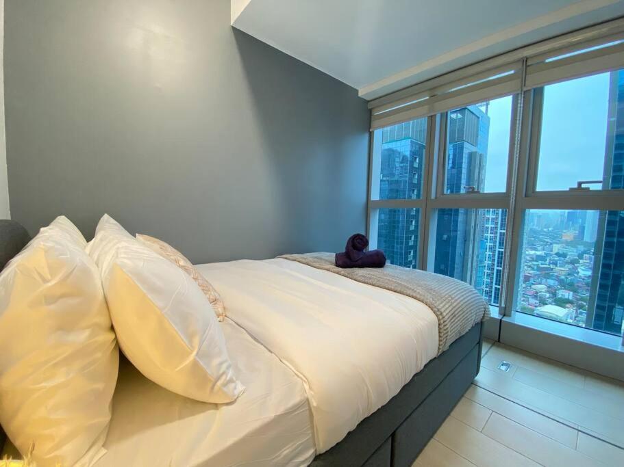 Apartment 3br Spacious In Uptown Bgc Near Uptown Mall Manila