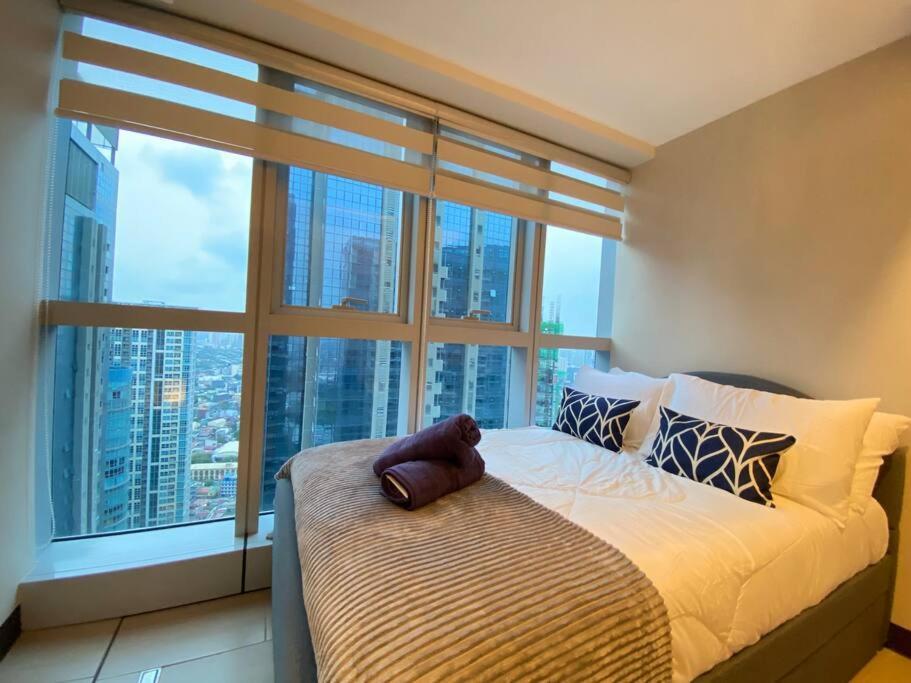 Apartment 3br Spacious In Uptown Bgc Near Uptown Mall