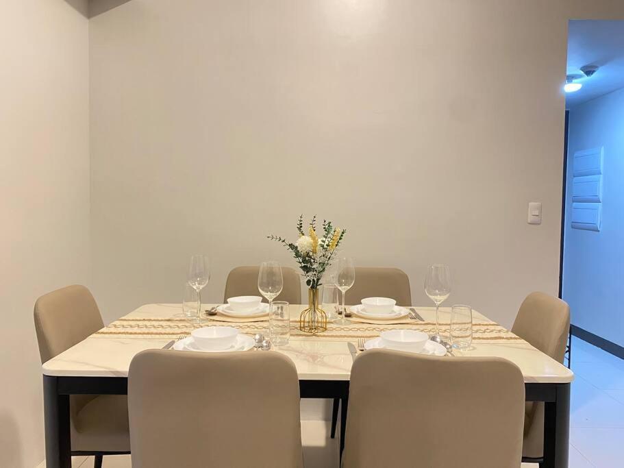 3br Spacious In Uptown Bgc Near Uptown Mall *
