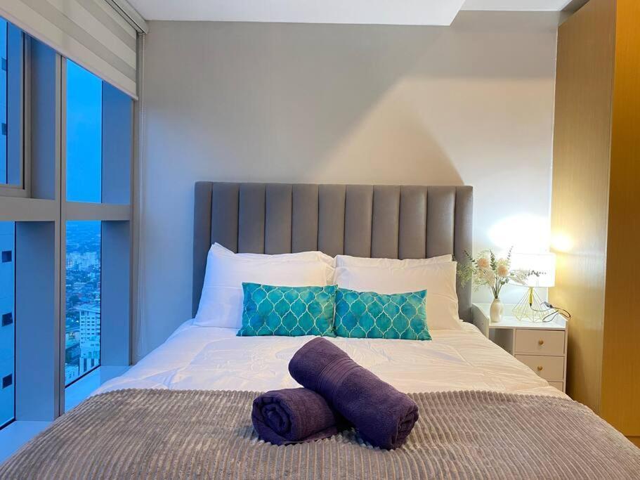 3br Spacious In Uptown Bgc Near Uptown Mall Manila