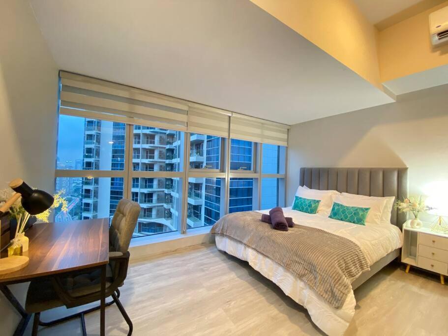 Apartment 3br Spacious In Uptown Bgc Near Uptown Mall *