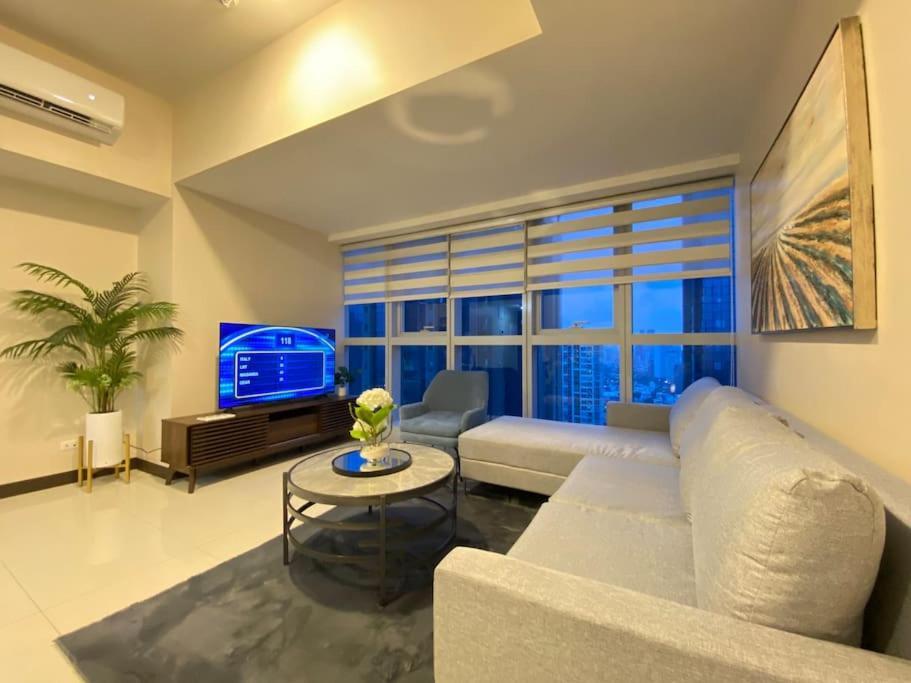 3br Spacious In Uptown Bgc Near Uptown Mall *