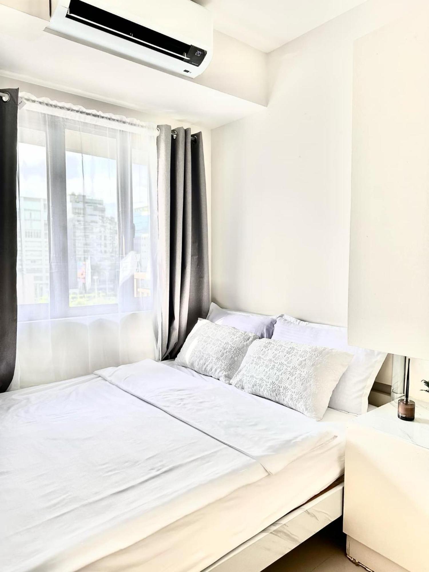 Apartment Mall Of Moa S Residences , Ikea Pasay , Naia Airport , Bay Manila