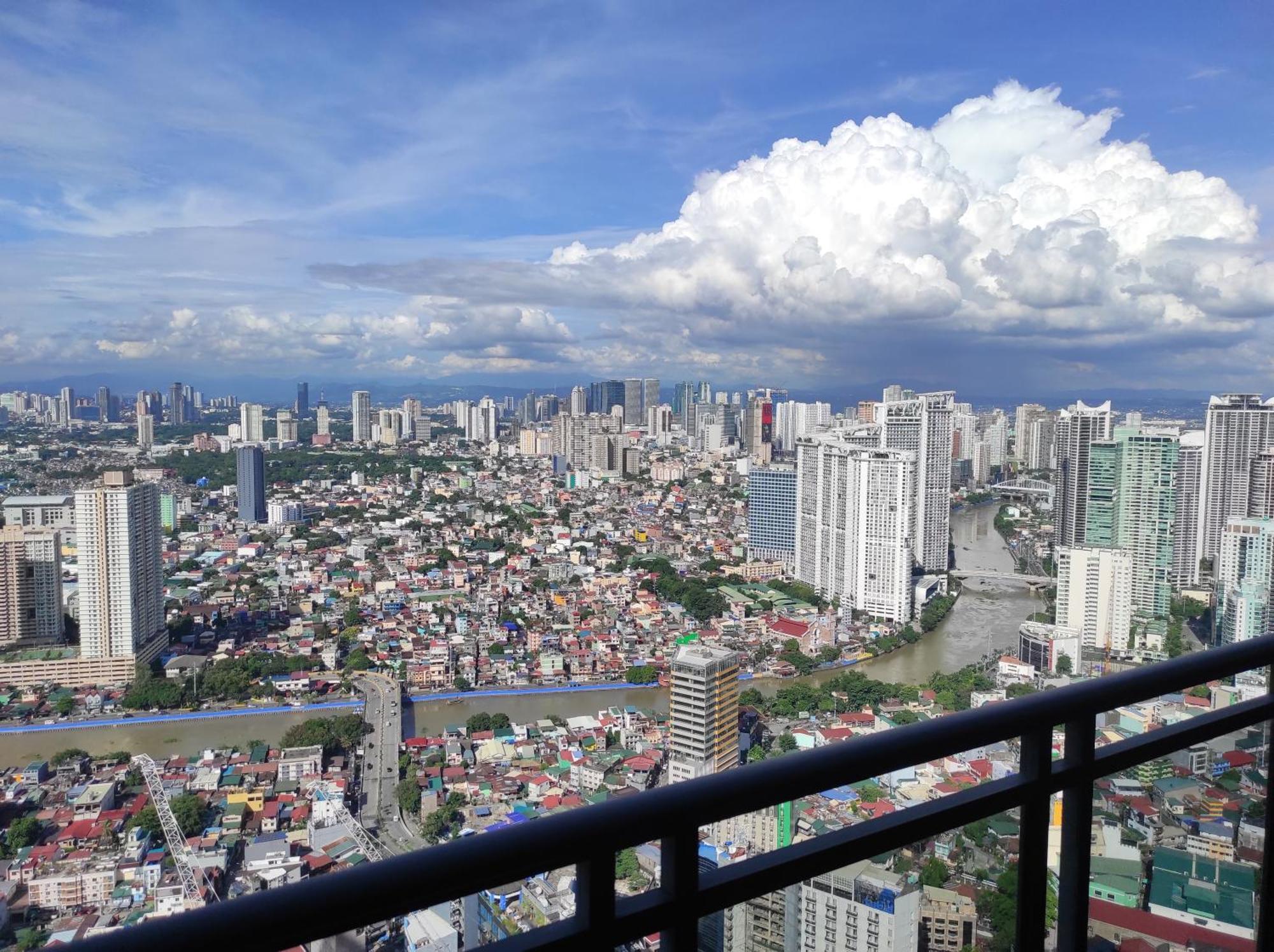 Apartment Staycation In Makati, Gramercy 56th Flr, Facing The And Rockwell *